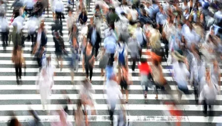 What Does It Mean to See a Crowd in a Dream in Christianity?